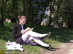 Пикап скромной, русской учительницы в парке